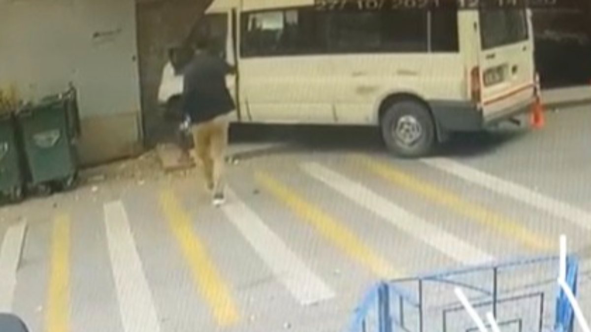 Bebek'te servis minibüsü doğalgaz kutusuna çarptı