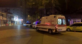 Bıçaklanan Kişi Cami Avlusunda Bayıldı!