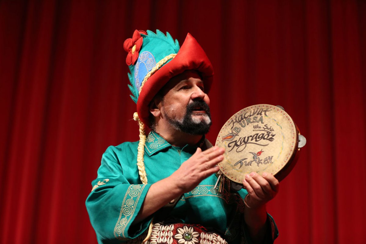Bursa'da 15 yıllık Karagöz'ünü kaybeden Hacivat, sahnelere ara verdi