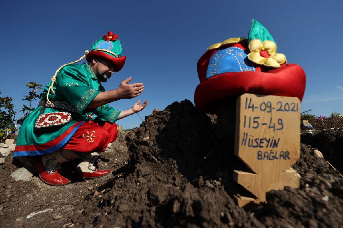 Bursa'da 15 yıllık Karagöz'ünü kaybeden Hacivat, sahnelere ara verdi