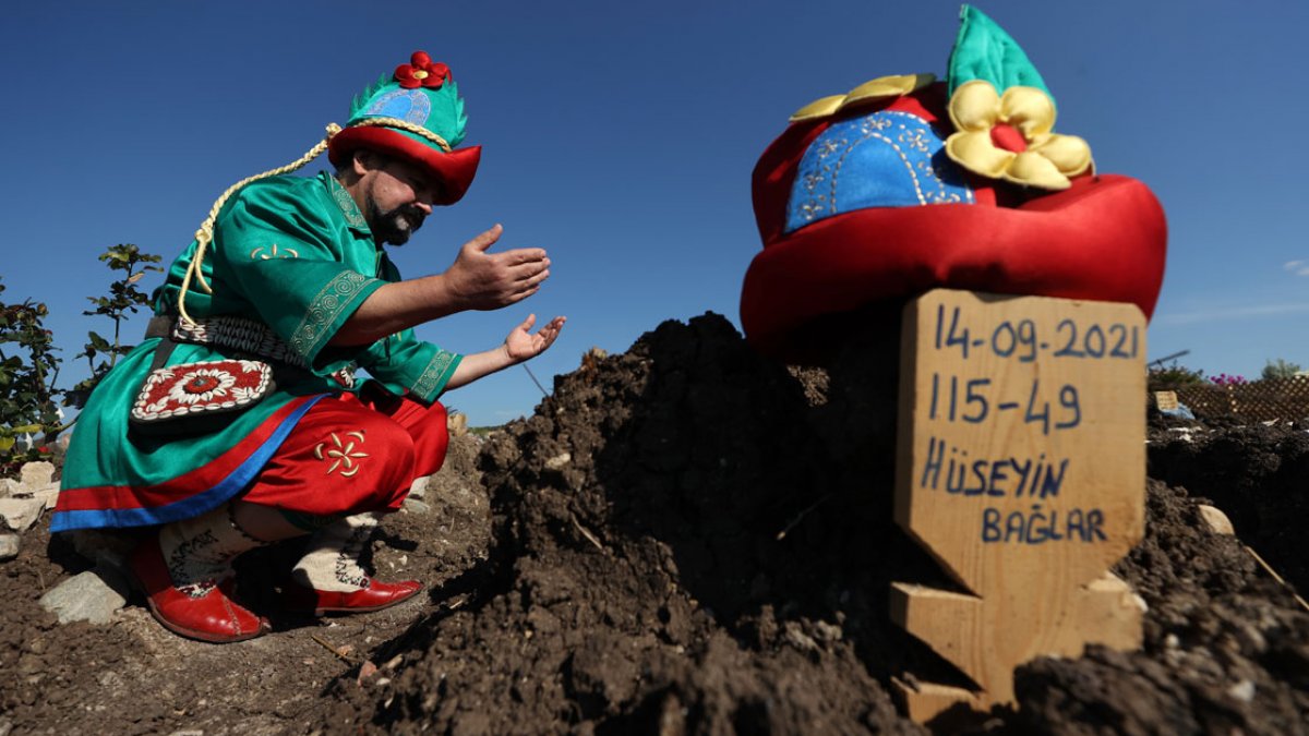 Bursa&#039;da 15 yıllık Karagöz&#039;ünü kaybeden Hacivat, sahnelere ara verdi