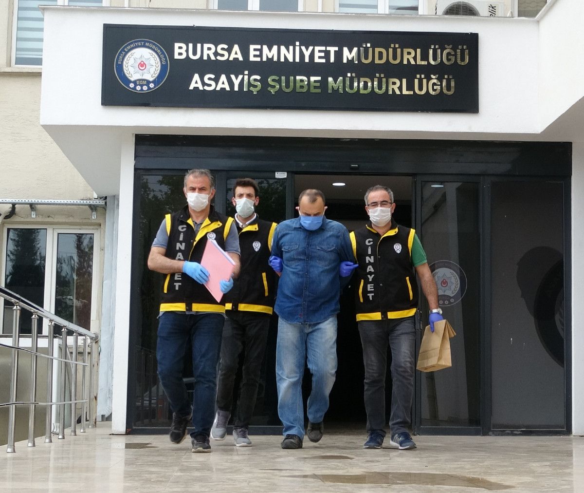 Eşini Öldürüp kendisini Akli Dengesi Yerinde Değilmiş Gibi Göstermeye Çalıştı!