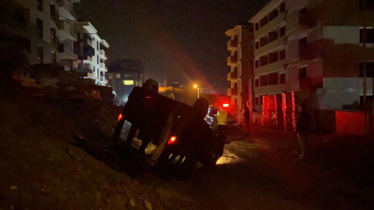 Bursa'da polis takibindeyken takla atan araçtaki 3 kişi, yaya olarak kaçtı