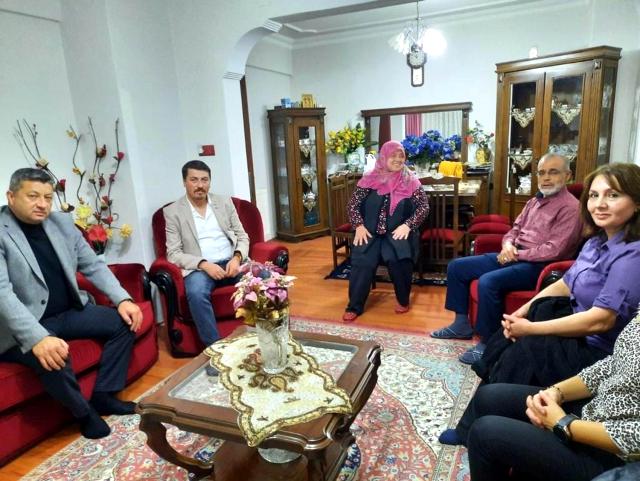 'Çalınmadık kapı, sıkılmadık el bırakmayacağız' diyen AK Parti Edremit İlçe Başkanı Umutlu, teşkilat yöneticilerinin her gün sahada olduğunu söyledi