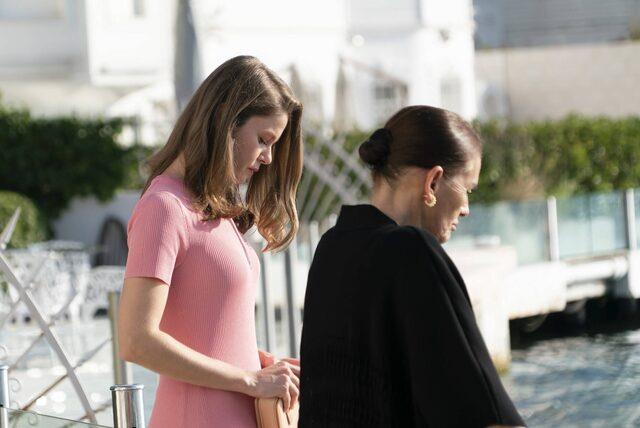 Camdaki Kız'da yasak aşk Cana, Sedat ve Nalan'ı yatakta öpüşürken gördü