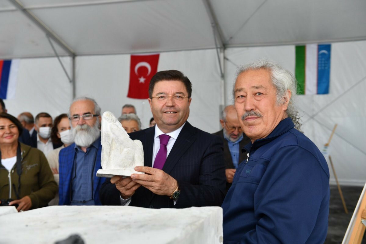 CHP'nin heykel sevdası boyut atladı: Her mahalleye bir heykel