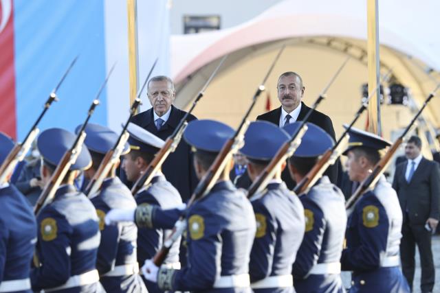 Cumhurbaşkanı Erdoğan, Azerbaycan'da resmi törenle karşılandı