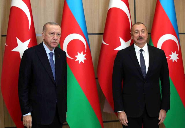Cumhurbaşkanı Erdoğan, Azerbaycan'da resmi törenle karşılandı