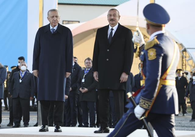 Cumhurbaşkanı Erdoğan, Azerbaycan'da resmi törenle karşılandı