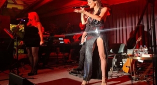 Defne Samyeli sahne kıyafetiyle çok konuşuldu