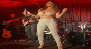 Defne Samyeli tercih ettiği sahne kıyafetiyle yine adından söz ettirdi