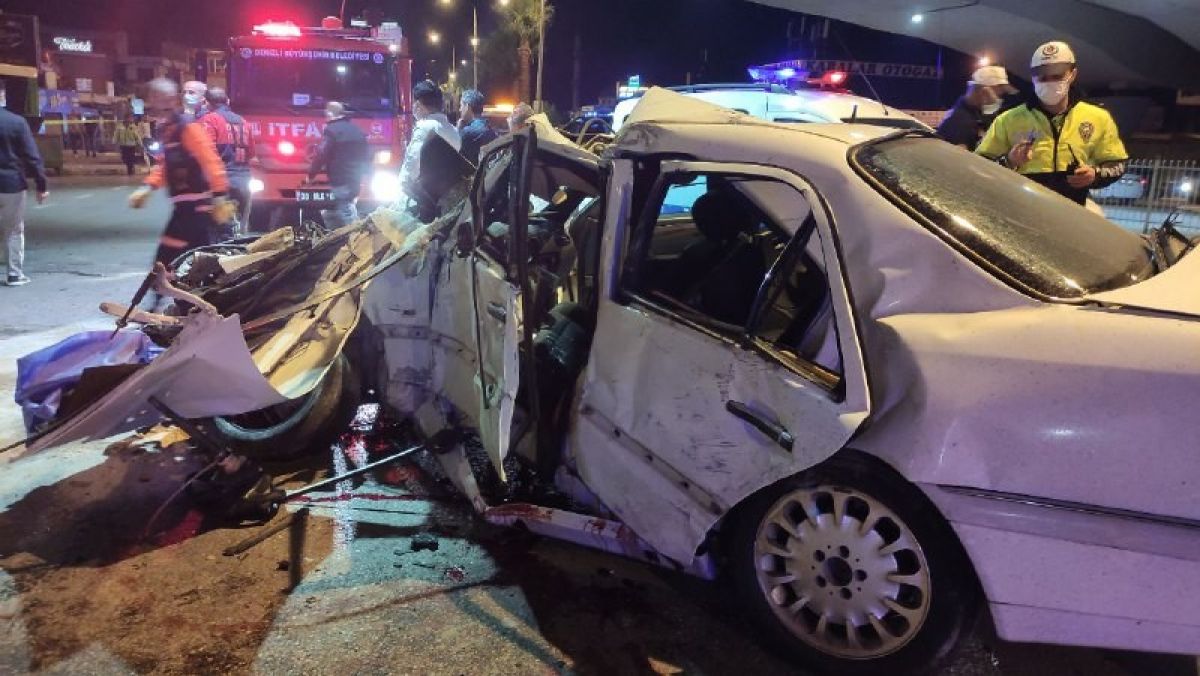 Denizli'de otomobil, üst geçidin ayağına çarptı: Baba ile oğlu can verdi