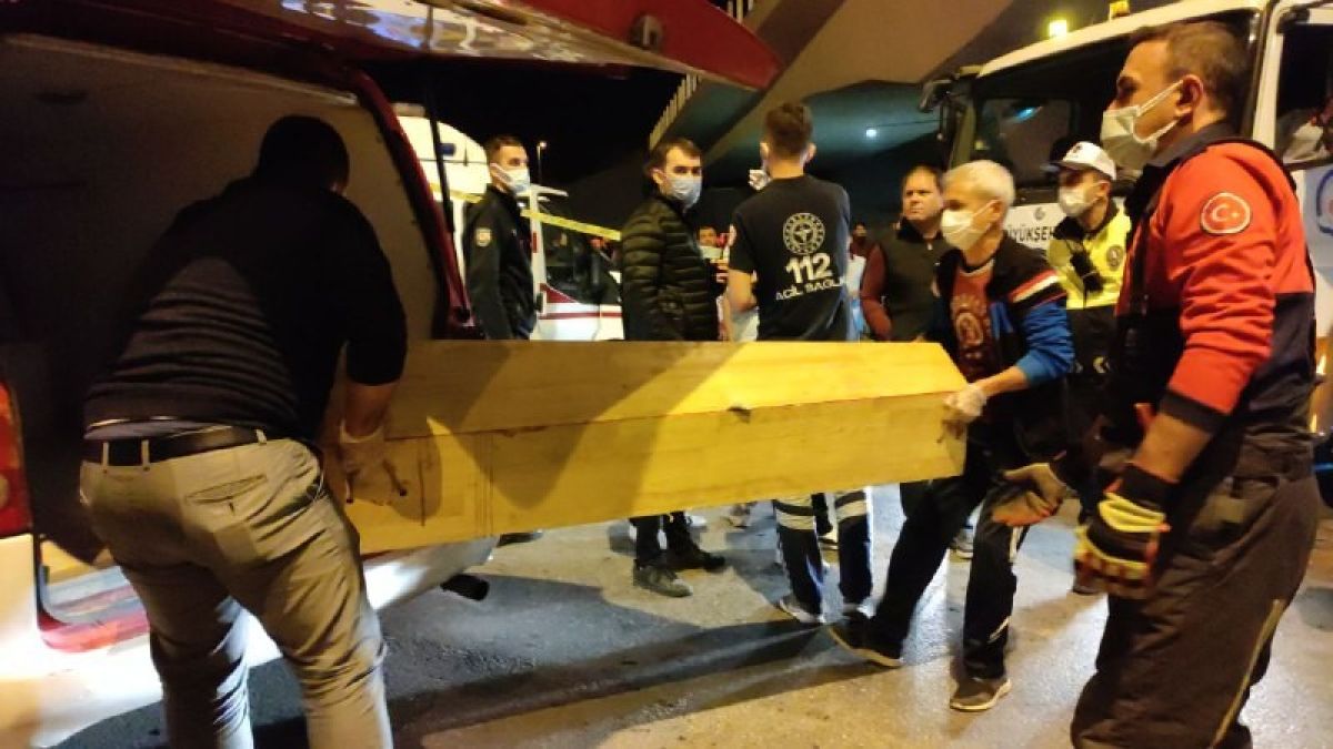 Denizli'de otomobil, üst geçidin ayağına çarptı: Baba ile oğlu can verdi