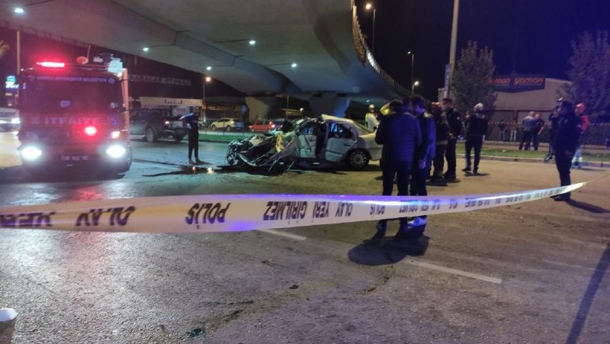 Denizli'de otomobil, üst geçidin ayağına çarptı: Baba ile oğlu can verdi