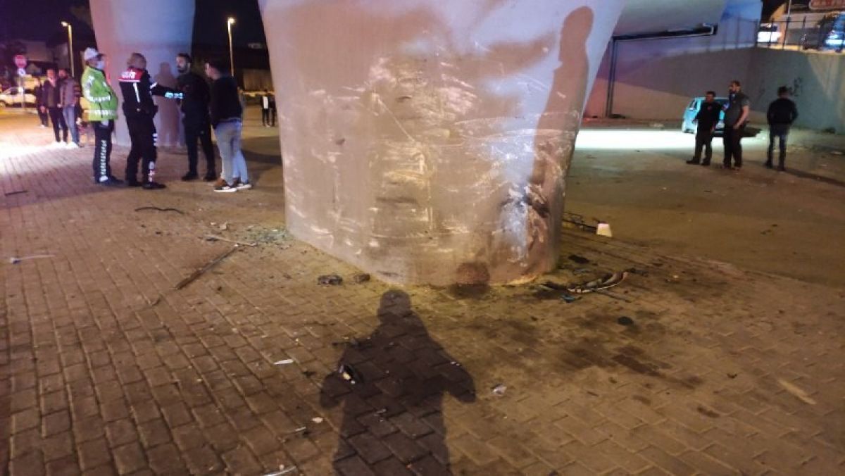 Denizli'de otomobil, üst geçidin ayağına çarptı: Baba ile oğlu can verdi