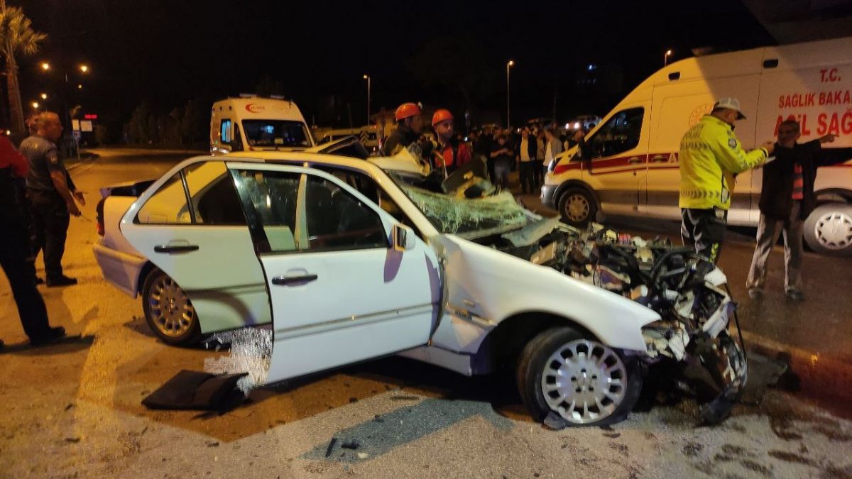 Denizli'de otomobil, üst geçidin ayağına çarptı: Baba ile oğlu can verdi