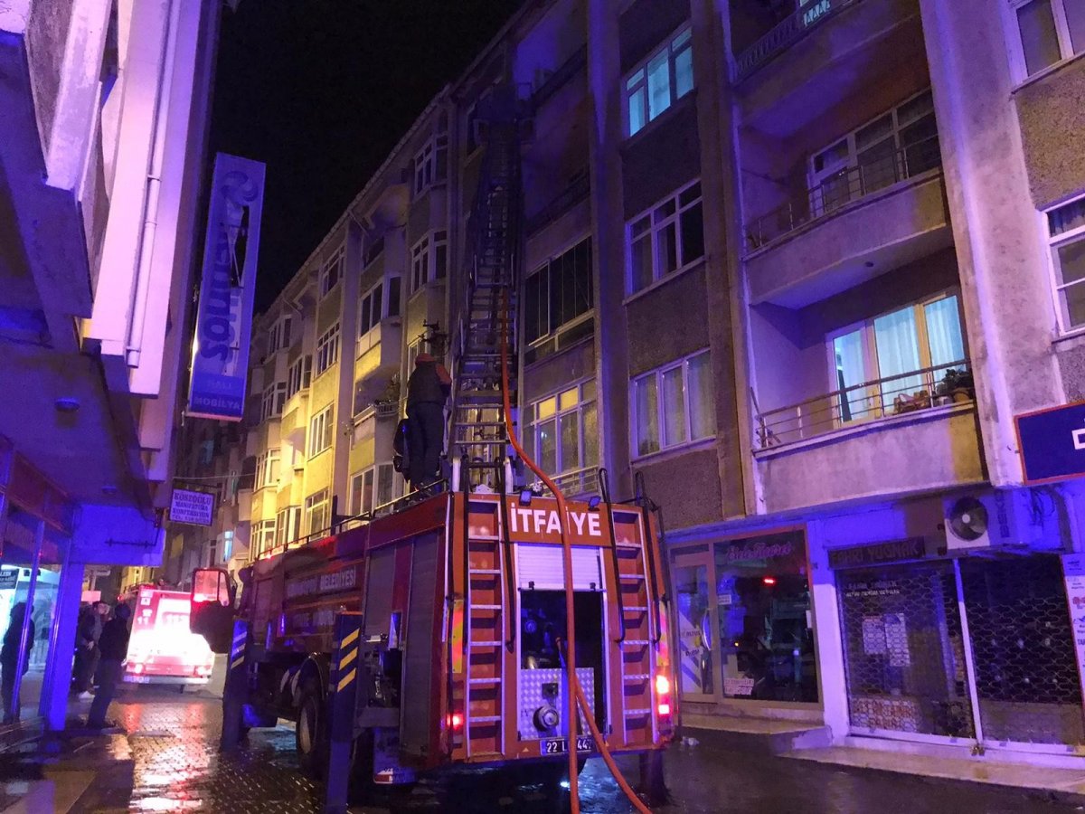 Edirne'de bir binanın çatı katında meydana gelen yangın söndürüldü