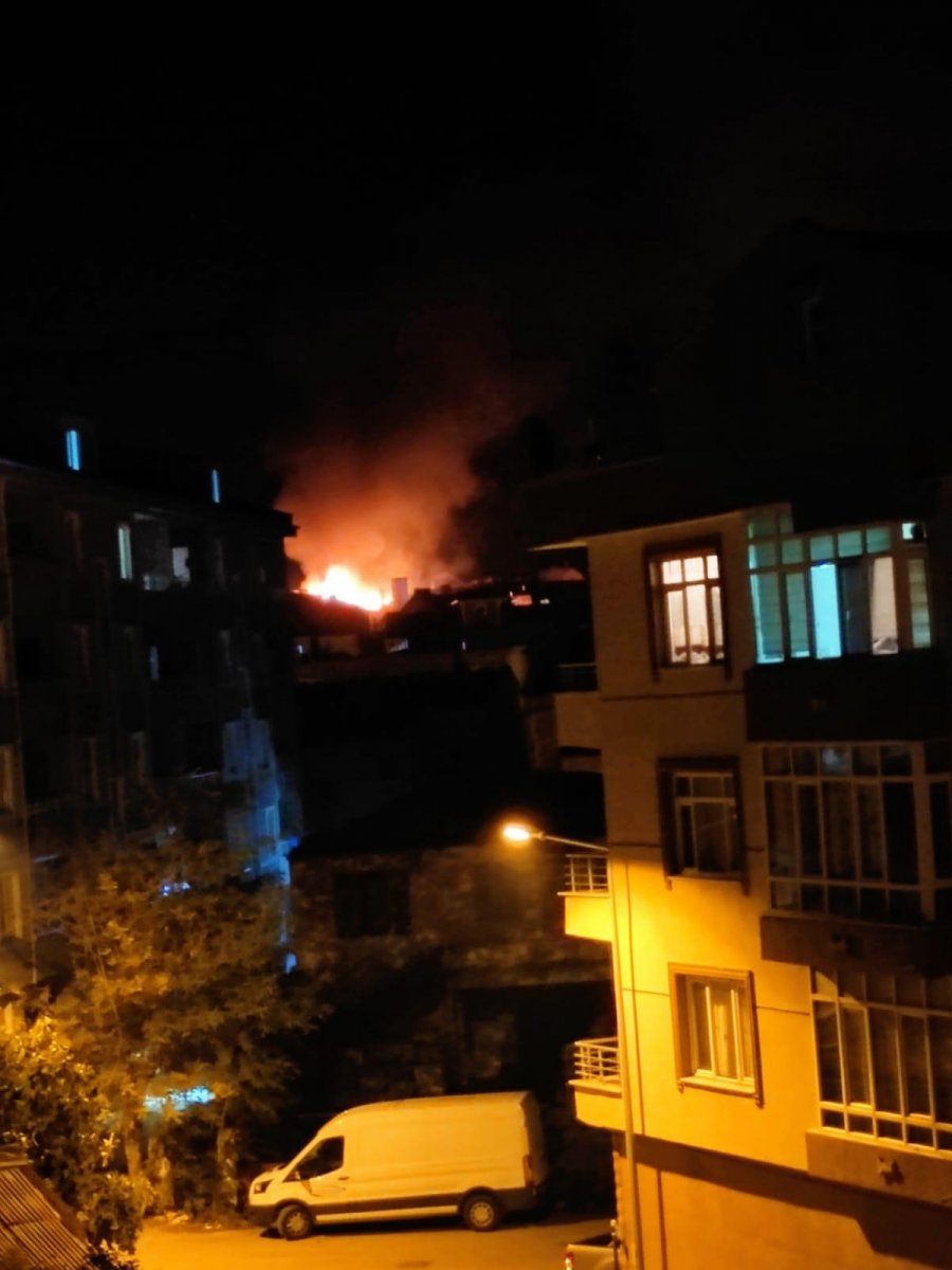 Edirne'de bir binanın çatı katında meydana gelen yangın söndürüldü