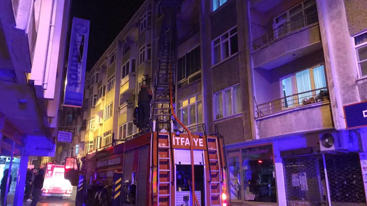 Edirne'de bir binanın çatı katında meydana gelen yangın söndürüldü