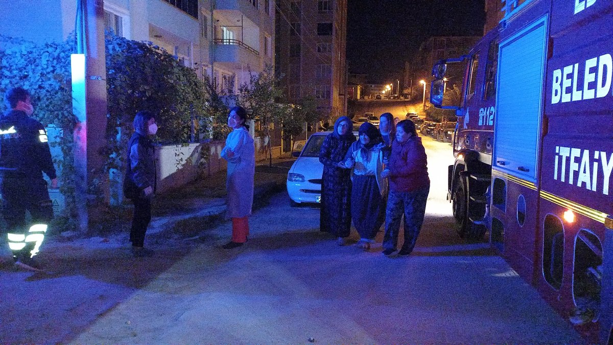 Edirne'de oturdukları bina yanmaya başlayınca camdan atladılar