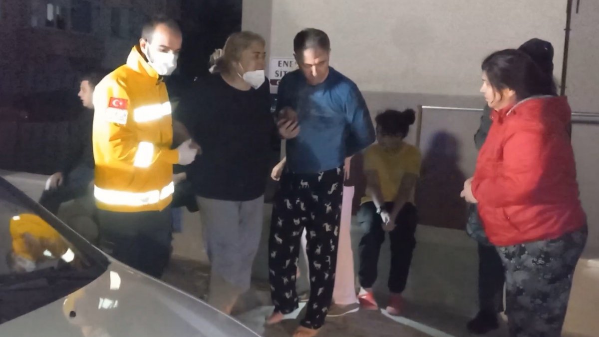 Edirne&#039;de oturdukları bina yanmaya başlayınca camdan atladılar