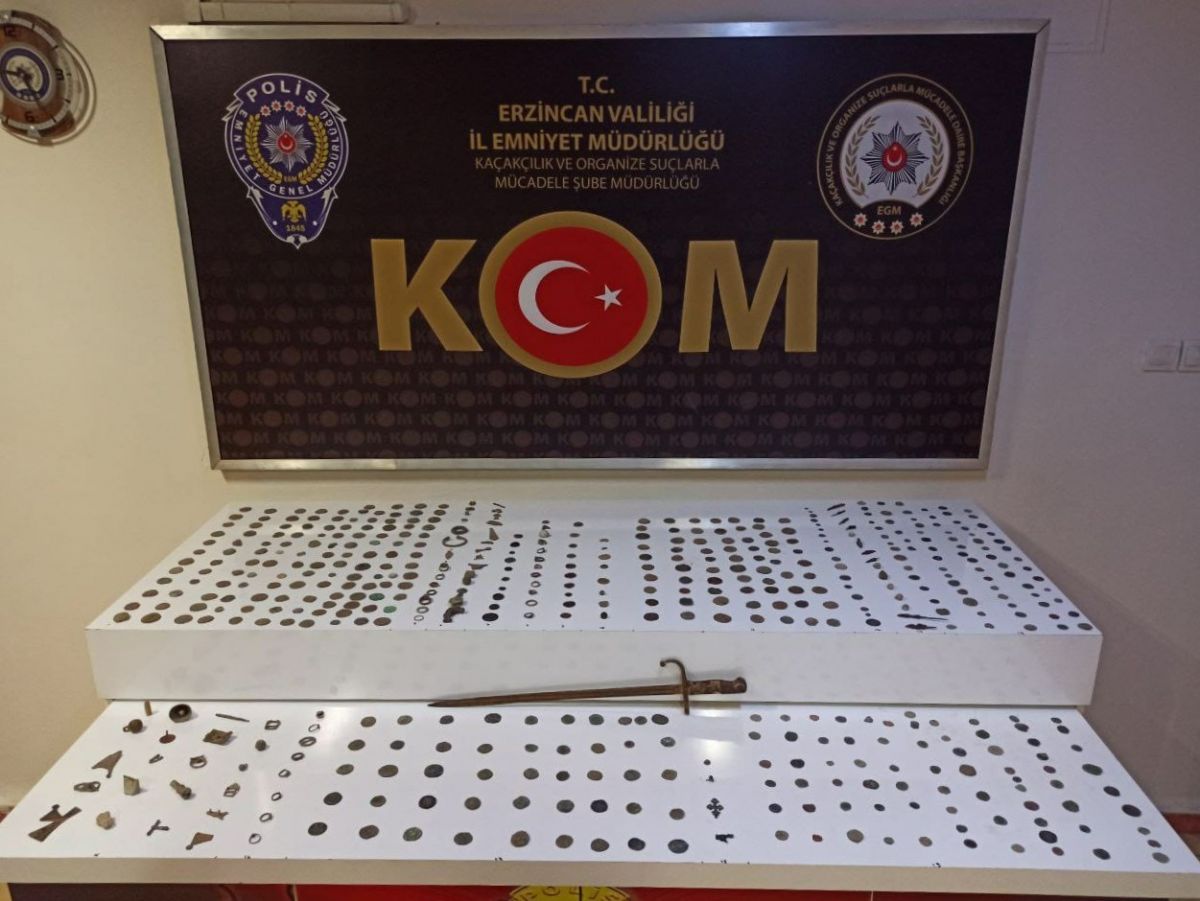 Erzincan’da minibüs içinde 543 adet tarihi eser ele geçirildi