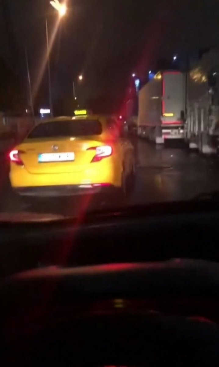Esenler’de taksi şoförü, otomobilin camını yumruklayıp yol kesti