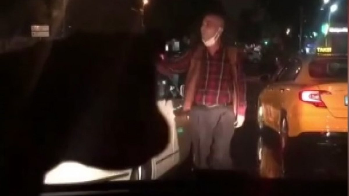 Esenler’de taksi şoförü, otomobilin camını yumruklayıp yol kesti