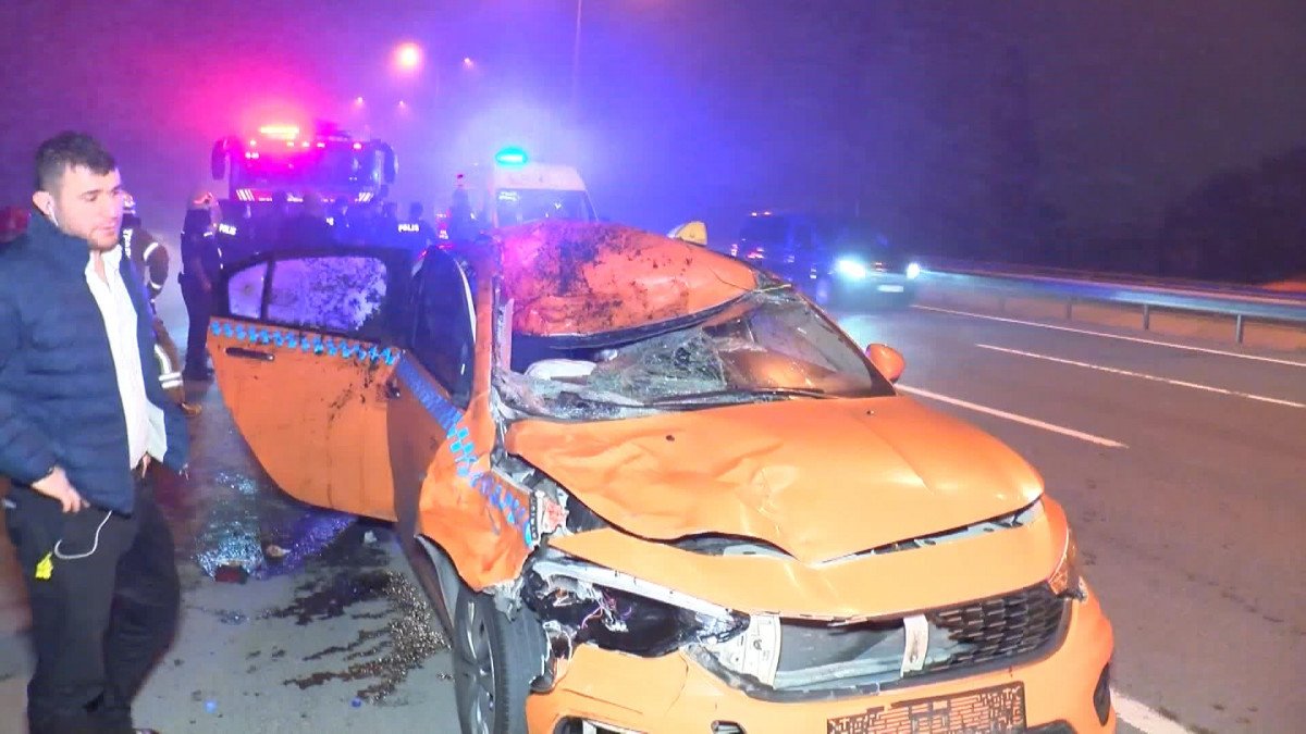 Eyüpsultan'da taksi ata çarptı