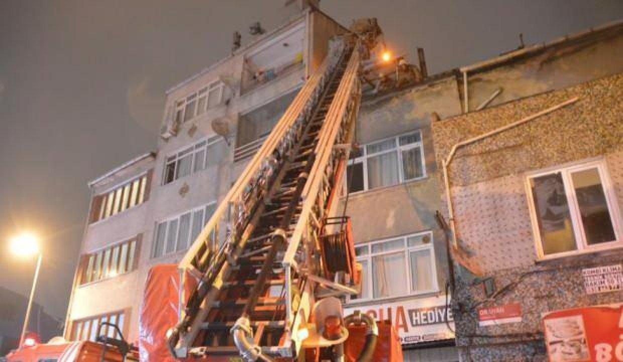 Fatih'te çatı katında yangın: Dairedeki kadını itfaiye kurtardı