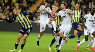 Fenerbahçe'ye Soğuk Duş! Alanyaspora Kendi Sahasında 2-1 Mağlup Oldu