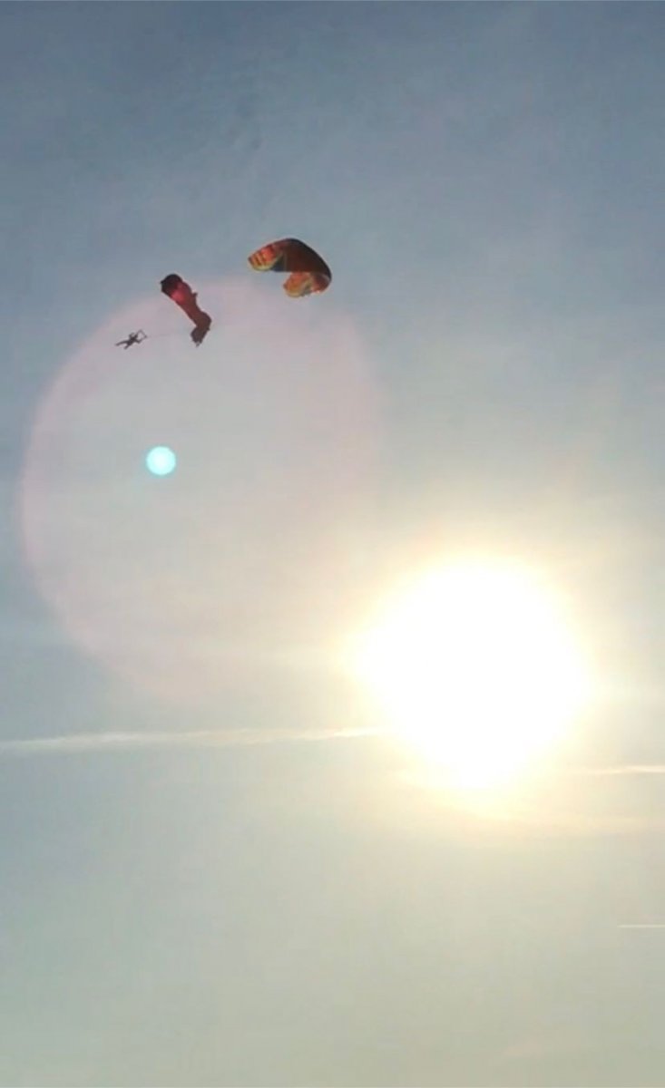Fethiye'de paraşütler havada çarpıştı