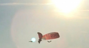 Fethiye'de paraşütler havada çarpıştı