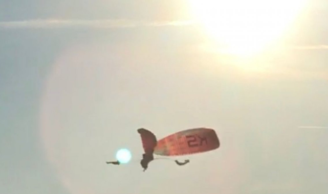 Fethiye'de paraşütler havada çarpıştı