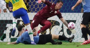 Galatasaray'ın kaptanı Muslera Uruguay Milli Takımı'nda en iyisi seçildi