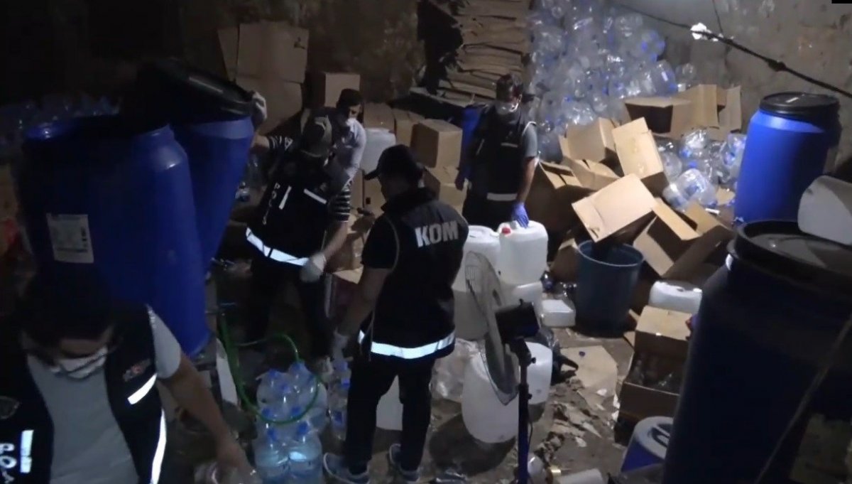 Gaziantep’te, kaçak alkol üretimi yapılan mahzenin duvarları balyozla kırıldı