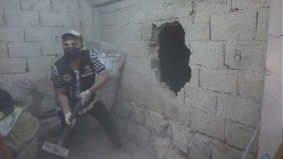 Gaziantep’te, kaçak alkol üretimi yapılan mahzenin duvarları balyozla kırıldı