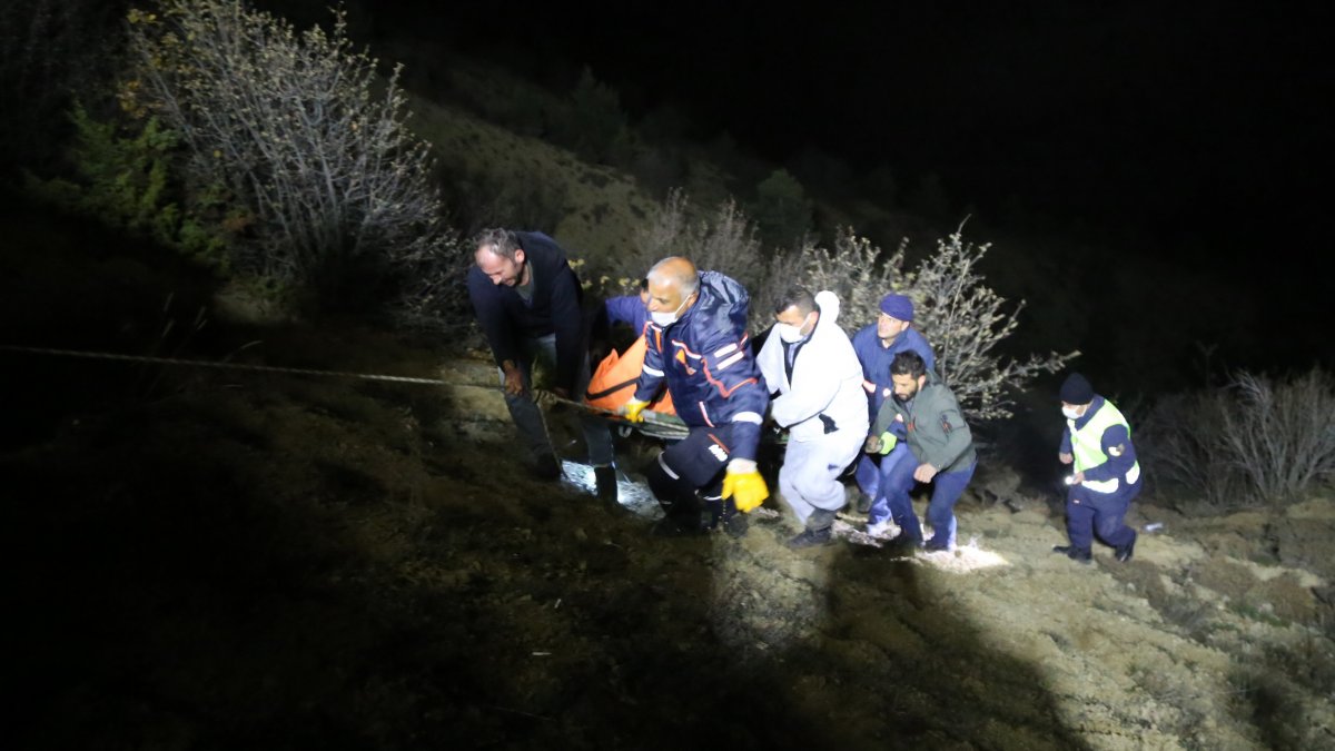 Gümüşhane&#039;de araç uçuruma yuvarlandı: 2 ölü, 1 yaralı