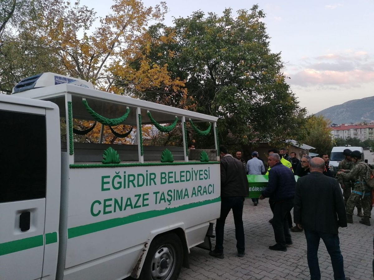 Isparta'da dağlık alanda ölü bulunan adamın cenazesini komandolar indirdi