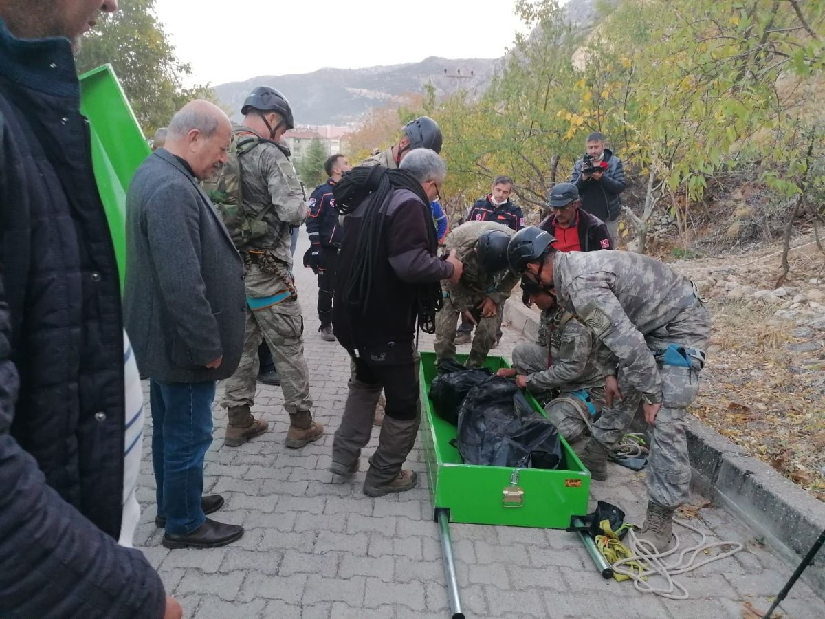 Isparta'da dağlık alanda ölü bulunan adamın cenazesini komandolar indirdi