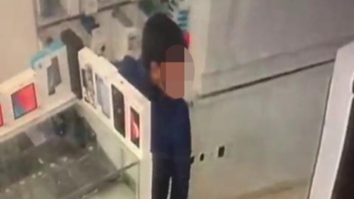 İstanbul'da telefoncuya giren çocuk hırsız kamerada