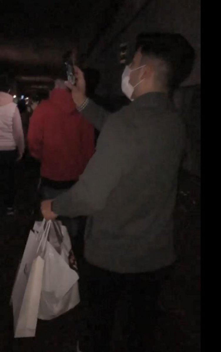 İstanbul’da tramvay arızalandı, yolcular raylarda yürüdü