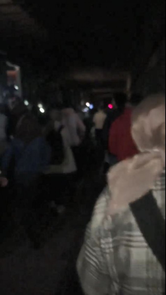 İstanbul’da tramvay arızalandı, yolcular raylarda yürüdü