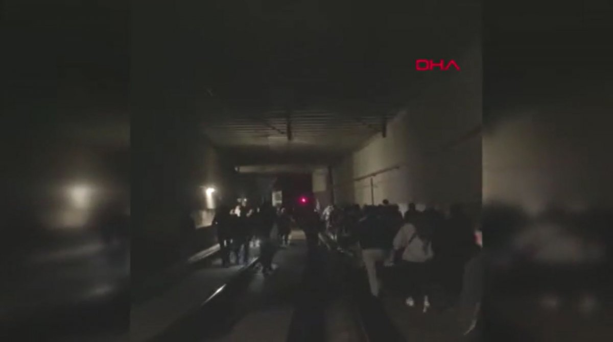 İstanbul’da tramvay arızalandı, yolcular raylarda yürüdü