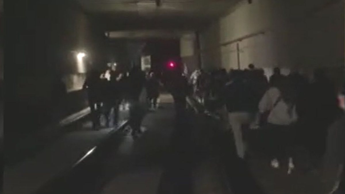 İstanbul’da tramvay arızalandı, yolcular raylarda yürüdü