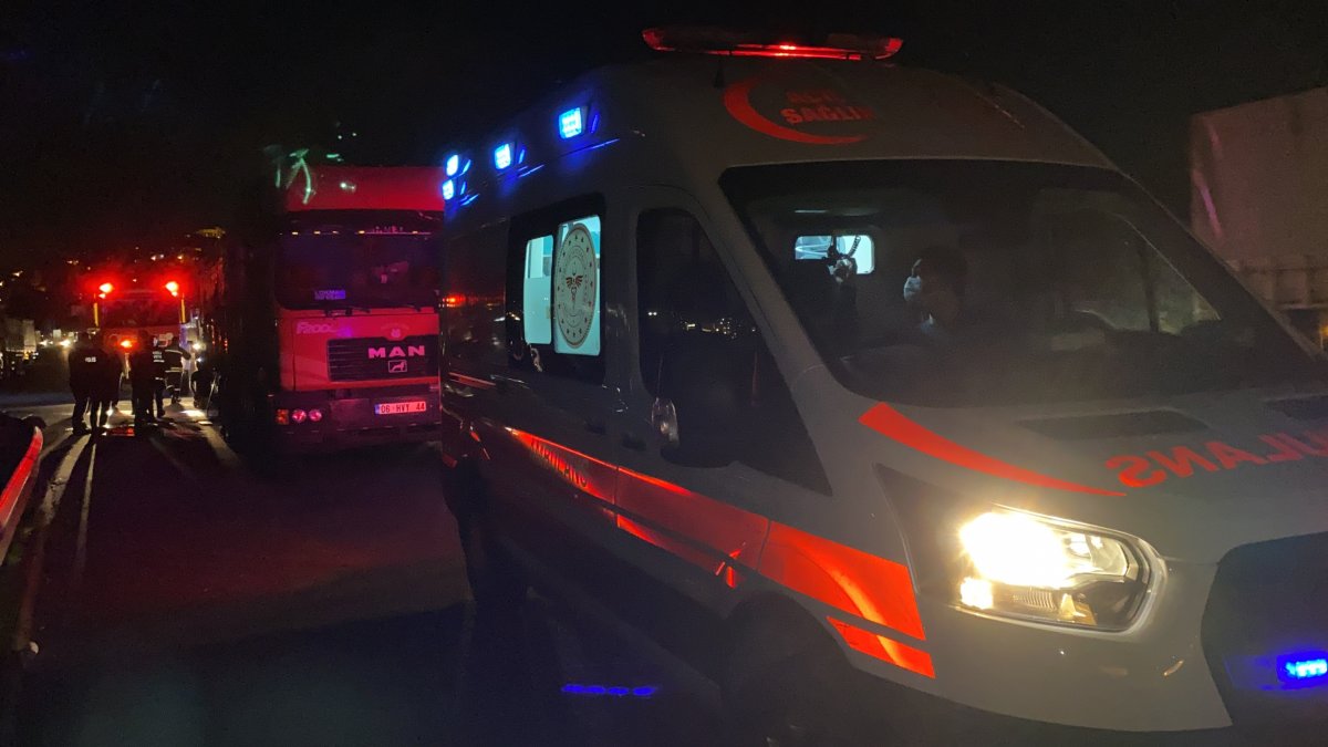 Kocaeli'de tıra arkadan çarpan, kamyonet sürücüsü kabinde sıkıştı