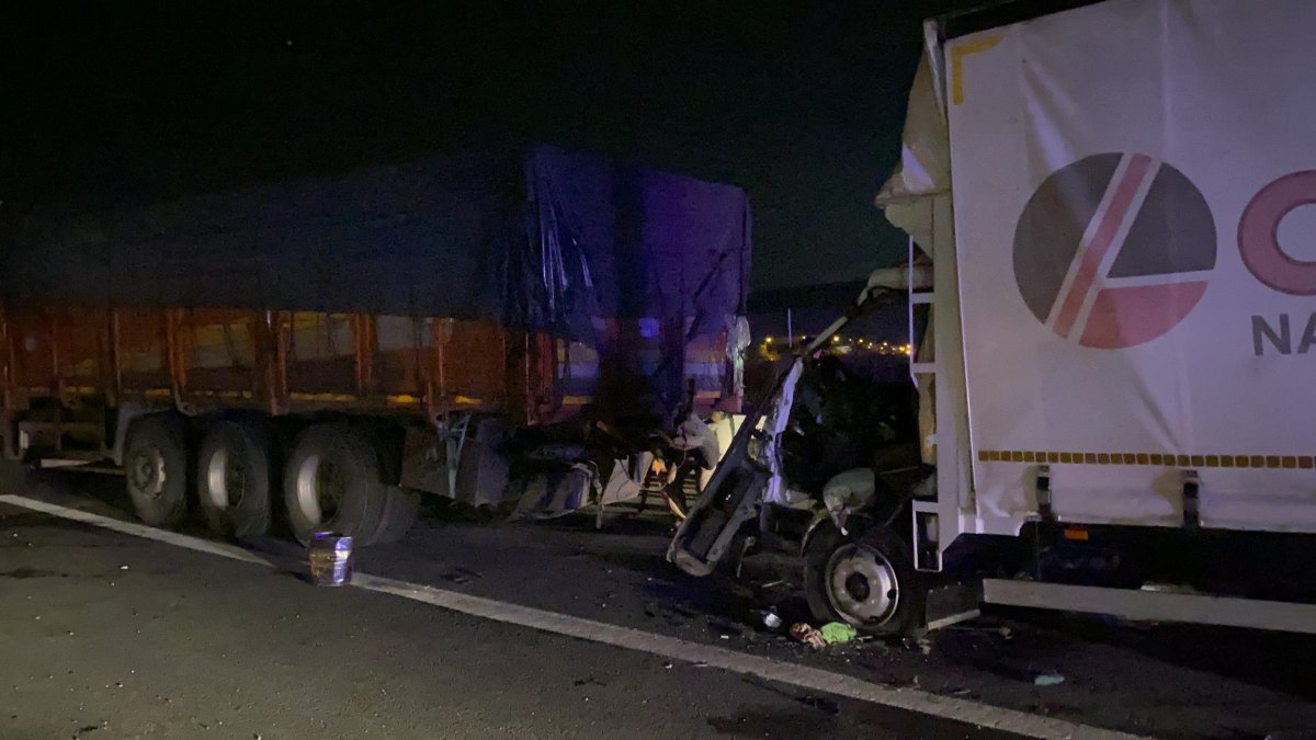 Kocaeli'de tıra arkadan çarpan, kamyonet sürücüsü kabinde sıkıştı