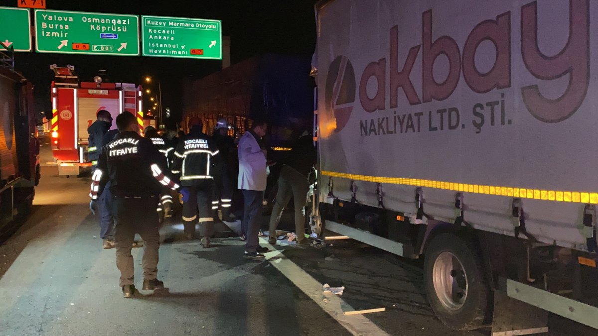 Kocaeli'de tıra arkadan çarpan, kamyonet sürücüsü kabinde sıkıştı