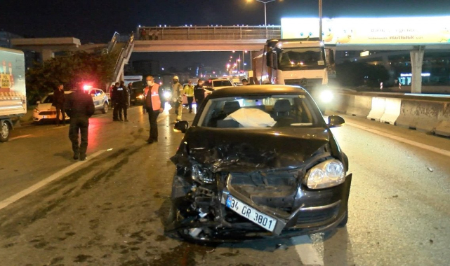 Makas Atarak Yarış Yapan iki Araç Trafiği Birbirine Kattı. 3 Kişi Yaralandı