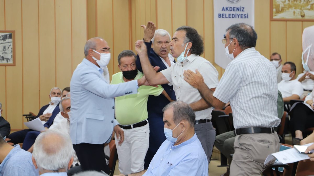 Mersin&#039;de HDP&#039;li meclis üyesi, belediye başkanının üzerine yürüdü